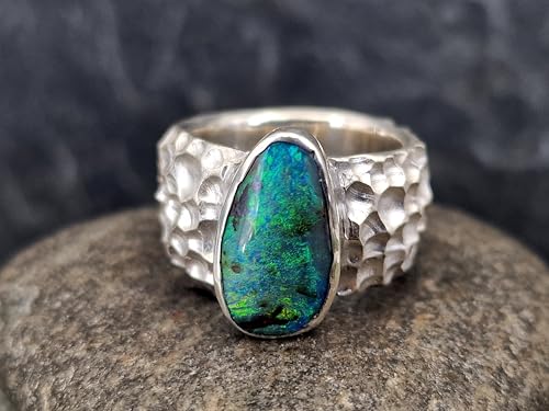 LeoLars-PABE Boulder Opal Design Ring aus 925er Silber, Ring im massiven Krater Design, Opal mit herrlichem grün-blauen Opalfeuer, Größe: 55 (17,5), Unikat, Handarbeit