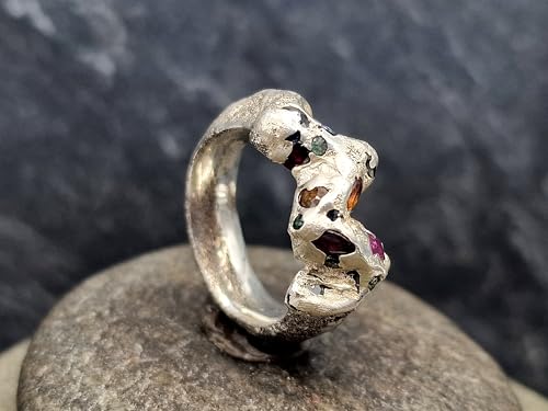 LeoLars-PABE Welliger Sandguss Chaos Design Ring aus 925er Silber mit eingegossenen Rubinen und Saphiren in Größe 56 (18), Unikat, Handarbeit