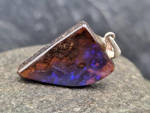 wunderschöner Boulder Opal Anhänger mit 925er Silber Stiftöse, Opal mit Lila-rosa Opalschicht und Pinnfire in blau und grün aus der Tiefe, Maße. 21,7mm x 15mm x 5,2mm, Unikat, Handgeschliffen