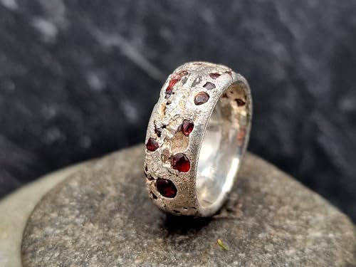 LeoLars-PABE Sandguss Chaos Design Ring mit roten Spinell Steinen in Größe 56 (18) aus 925er Silber mit typischer Sandguss Oberfläche, Unikat, liebevolle Handarbeit