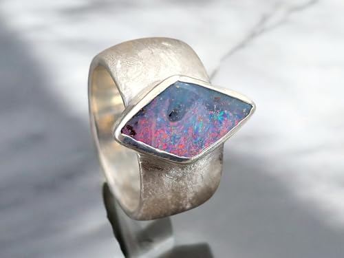 LeoLars-PABE Toller Design Boulder Opal Ring aus 925er Silber, massiv, fein schraffierte Struktur, Opalfeuer in rot und anderen Farben, Ringgröße: 56 (18), Unikat, Handarbeit