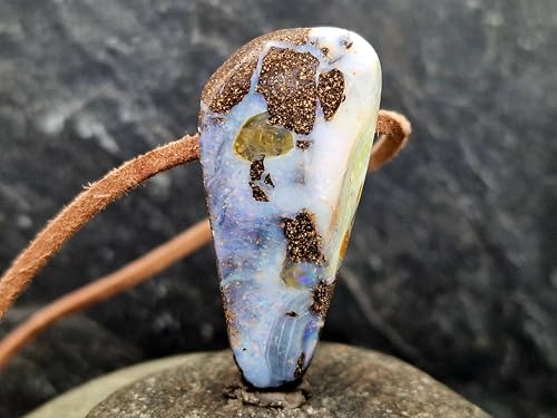 Großer Boulder Opal Anhänger mit Bohrung und 60cm Lederband, helle gemeine Opalschicht mit pastellfarbenem Opalfeuer in verschiedenen Farben, Maße: 43mm x 21mm x 11,9mm, Unikat, Handgeschliffen