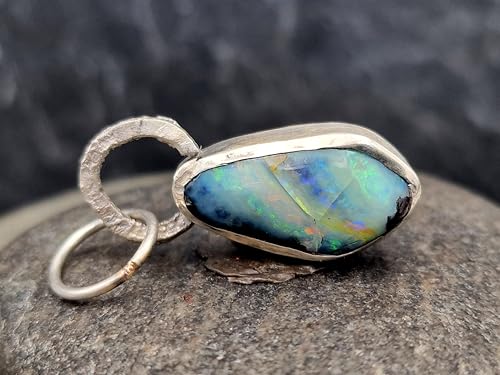 LeoLars-PABE Boulder Opal Design Anhänger aus 925er Silber, Opal mit kleinen Wachstumsrissen und herrlichem bunten Opalfeuer, Unikat, Handarbeit, Unisex
