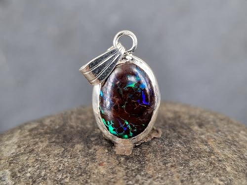 LeoLars-PABE Boulder Matrix Opal Anhänger aus 925er Silber, viele Opaladern mit brilliantem Opalfeuer in grün und blau, Zargenfassung, schlicht, Unikat, Handarbeit