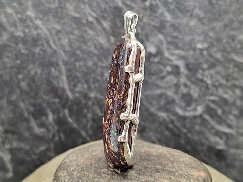 LeoLars-PABE Design Anhänger mit Boulder Opal, offene Käfigfassung aus 925er Silber, Opal mit tollem Muster und Opalfeuer in grün und blau, Unikat, Handarbeit, Anhängermaße: 45,4mm x 15,3mm x7,7mm