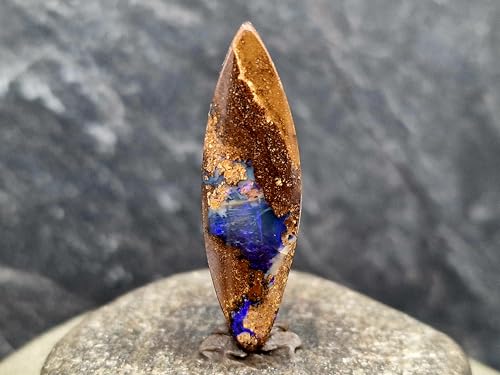 LeoLars-PABE Boulder Opal Anhänger im Navetteschliff, gebohrt mit 60cm Lederband, klare Opalschicht mit intensiv Lila Opalfeuer, Maße: 37,2mm x 11,2mm x 8,5mm, Unikat, Handgeschliffen