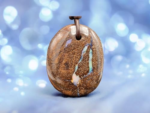 LeoLars-PABE Boulder Opal mit Frontbohrung und 60cm Lederband, Opaladern mit mehrfarbiger gemeiner Opalschicht und partiellem Opalfeuer, Maße: 35,6mm x 28mm x 11,6mm, Unikat, Handgeschliffen