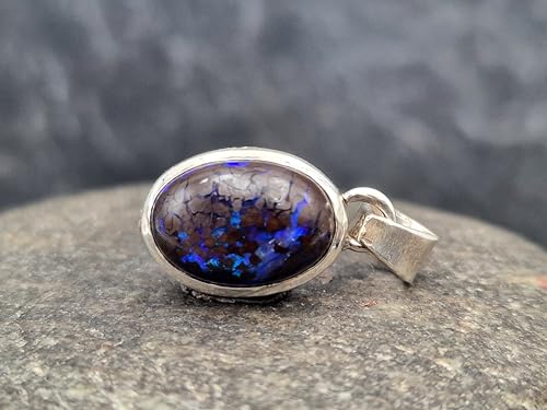 LeoLars-PABE Matrix Boulder Opal Design Anhänger aus 925er Silber, Opal: 12,5mm x 8,5mm mit Opaladern mit blau-lila intensivem Opalfeuer, Unikat, Handarbeit, Unisex