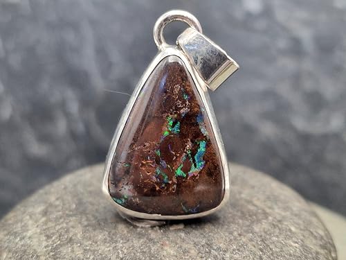 LeoLars-PABE Boulder Opal Anhänger aus 925er Silber in Zargenfassung, Opal mit schönem Muster und grünem Opalfeuer, Unikat, Handarbeit, Unisex, Anhängermaße: 29mm x 18,2mm x 8mm