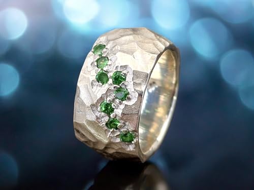 LeoLars-PABE Tsavorit Design Ring aus 925er Silber, Größe 57 (18,2), massiv grob geschmiedet mit mattierter Oberfläche, 8 rund facettierte Tsavorite, Unikat, Handarbeit