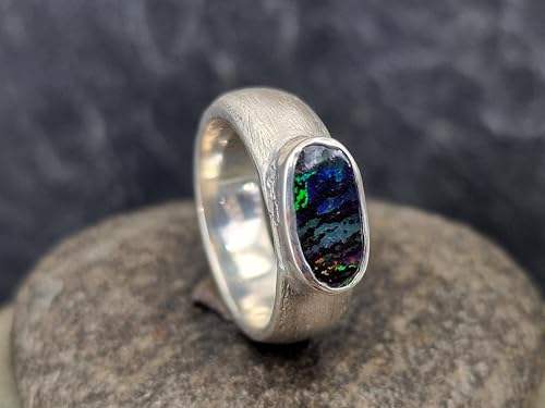 LeoLars-PABE Sehr dunkler Boulder Opal Design Ring aus 925er Silber, Oberfläche schraffiert, Opal mehrfarbiges Opalfeuer, Hologramm Effekt, Ringgröße: 56 (18), Unikat, Handarbeit