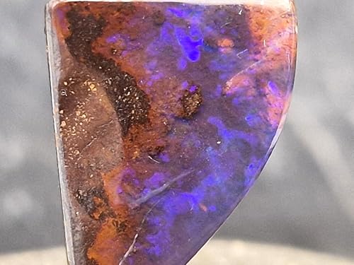 wunderschöner Boulder Opal Anhänger mit 925er Silber Stiftöse, Opal mit Lila-rosa Opalschicht und Pinnfire in blau und grün aus der Tiefe, Maße. 21,7mm x 15mm x 5,2mm, Unikat, Handgeschliffen
