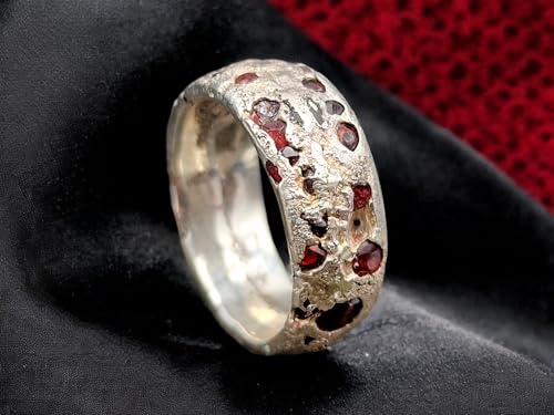 LeoLars-PABE Sandguss Chaos Design Ring mit roten Spinell Steinen in Größe 56 (18) aus 925er Silber mit typischer Sandguss Oberfläche, Unikat, liebevolle Handarbeit