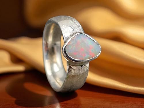 LeoLars-PABE Weißer Coober Pedy Opal Ring, Gr.50 (16), aus 925er Silber mit zart schraffierter Ringschiene, Opal mit mehrfarbigem Opalfeuer, Unikat, Handarbeit