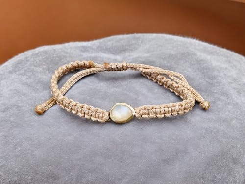 LeoLars-PABE Glänzend cremefarbenes Makramee Armband mit weißen Labradorit in einer 925er Silber Fassung, Umfang von 18-26cm, Unikat, Handarbeit