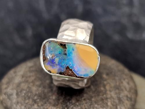LeoLars-PABE Boulder Opal Picture Stone Design Ring aus 925er Silber, grob gehämmerte Oberflächen Struktur, massiv Opal mit grün-blauem Opalfeuer, Größe: 56-57 (18,2), Unikat, Handarbeit
