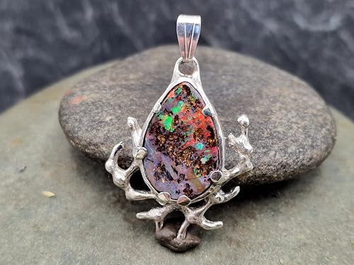 LeoLars-PABE Boulder Opal Anhänger im Korallen Design aus 925er Silber, herrlicher Opal mit mehrfarbigem (viel rot) intensivem Opalfeuer, Anhängermaße: 32,4mm x 25mm x 4,3mm, Unikat, Handarbeit