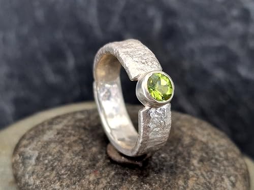 LeoLars-PABE Peridot Design Ring mit angeschmolzener Oberflächen Struktur, Größe 59 (18,7), aus 925er Silber, Peridot rund facettiert, Unikat, Handarbeit