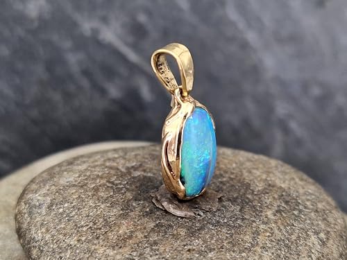 LeoLars-PABE Semi Chrystal Opal Anhänger aus Lightning Ridge mit Wellen Design Fassung aus 585er Gelbgold, Opal blau-grünes Opalfeuer, 13,8x9,2mm, Unikat, Handarbeit