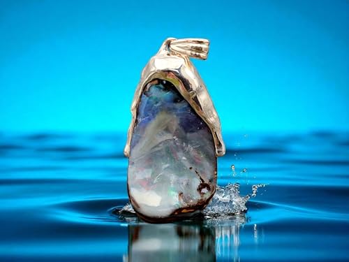 LeoLars-PABE Boulder Opal flüssiges Silber Design Anhänger aus 925er Silber, Opal gecarrt mit mehrfarbigem pastellfarbenem Opalfeuer in flächiger gemeiner Opalschicht, Unikat, Handarbeit, Unisex