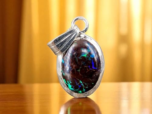 LeoLars-PABE Boulder Matrix Opal Anhänger aus 925er Silber, viele Opaladern mit brilliantem Opalfeuer in grün und blau, Zargenfassung, schlicht, Unikat, Handarbeit