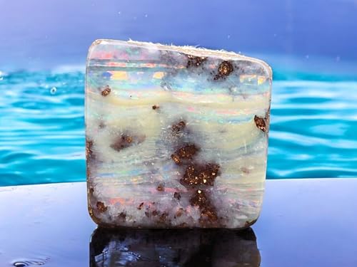 Boulder Opal als Anhänger gebohrt, 60cm Lederband, der Opal besitzt eine gemeine Opalschicht mit horizontalen Streifen imt Multicolor Opalfeuer, Größe 18mm x 18mm x 8,4mm, Unikat, Handgeschliffen