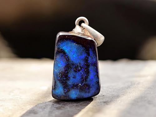 LeoLars-PABE Boulder Opal Anhänger mit 925er Silber Stiftöse, Opal fast schwarz mit blauem Galaxie Opalfeuer, Maße: 15,5mm x11,2mm x4,2mm, Unikat, Handgeschliffen