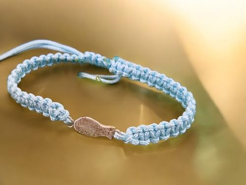 LeoLars-PABE Babyblaues Makramee Armband mit geprägtem Schlickfisch aus 925er Silber, Unikat, Handarbeit, Umfang von 16-23cm