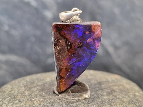 wunderschöner Boulder Opal Anhänger mit 925er Silber Stiftöse, Opal mit Lila-rosa Opalschicht und Pinnfire in blau und grün aus der Tiefe, Maße. 21,7mm x 15mm x 5,2mm, Unikat, Handgeschliffen