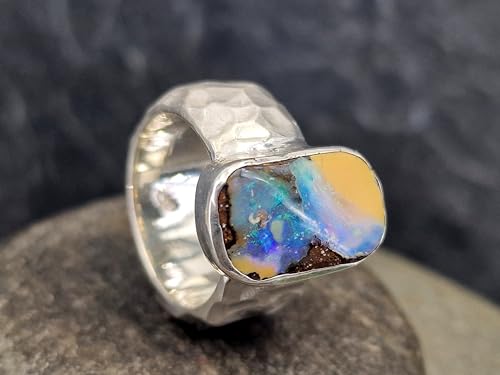 LeoLars-PABE Boulder Opal Picture Stone Design Ring aus 925er Silber, grob gehämmerte Oberflächen Struktur, massiv Opal mit grün-blauem Opalfeuer, Größe: 56-57 (18,2), Unikat, Handarbeit