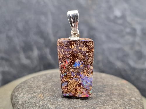 LeoLars-PABE Boulder Opal Anhänger mit mehrfarbigem Opalfeuer und 925er Silber Stiftöse, Pinfire, Anhängermaße: 25,3mm x 13mm x4mm, Unikat, Handgeschliffen