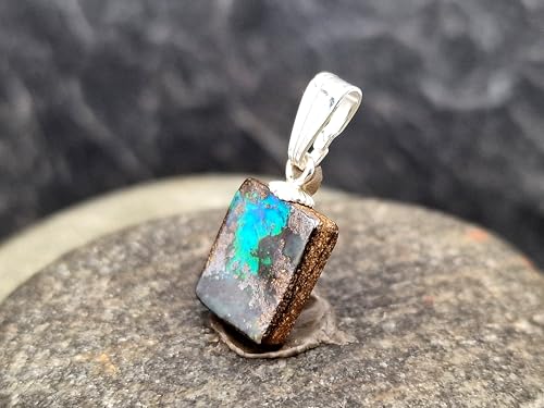 LeoLars-PABE Boulder Opal Anhänger mit 925er Silber Stiftöse, großflächiges Hologramm Effekt mit Opalfeuer von grün über gelb bis rot, Anhängergröße: 15,5mm x 9,7mm x 3,5mm, Unikat, Handgeschliffen
