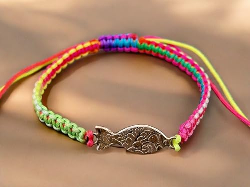 LeoLars-PABE Buntes Makramee Armband mit einem geprägten Schlickfisch aus 925er Silber, Umfang von 12-24cm, Unikat, Handarbeit