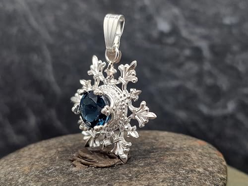 LeoLars-PABE Schneeflöckchen Design Anhänger aus 925er Silber, rund facettiertem London Blue Topas, Unikat, Handarbeit, Anhängermaße: 24,2mm x 21,1mm x 6,9mm