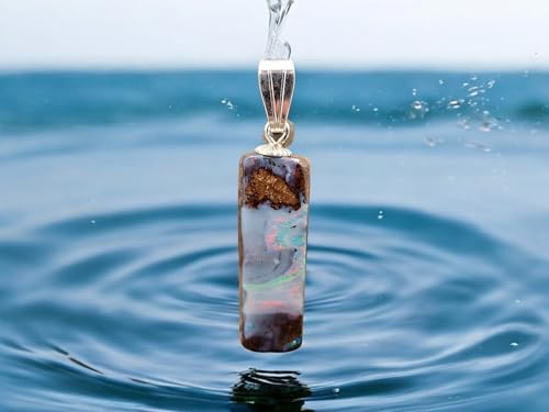 LeoLars-PABE Boulder Opal Picture Stone Anhänger mit 925er Silber Stiftöse, Nebel mit mehrfarbigem pastellfarbenem Opalfeuer, Anhängermaße: 26,2mm x 7,9mm x 5,1mm, Unikat, Handgeschliffen