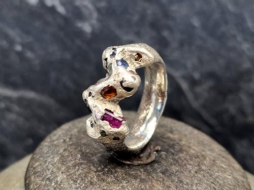 LeoLars-PABE Welliger Sandguss Chaos Design Ring aus 925er Silber mit eingegossenen Rubinen und Saphiren in Größe 56 (18), Unikat, Handarbeit
