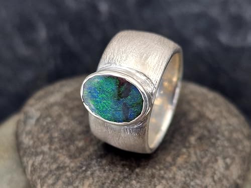 LeoLars-PABE Massiver Design Boulder Opal Ring aus 925er Silber, fein schraffierte Oberfläche, Opal-grünes Opalfeuer Pinfire, Größe: 56 (18), Unikat, Handarbeit