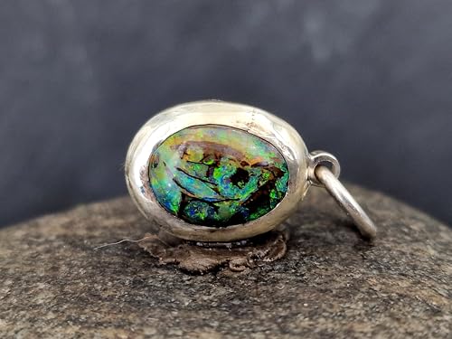 LeoLars-PABE Multicolor Churchwindow Boulder Opal Anhänger aus 925er Silber, Opal 11,5mm x 8,5mm, bunt, mit Muster wie Kirchenfenster, in Zargenfassung, Unikat, Handarbeit, Unisex