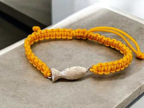 LeoLars-PABE Dunkelgelbes Makramee Armband mit Sandguss Schlickfisch aus 925er Silber, Umfang von 18-22cm, Unikat, Handarbeit
