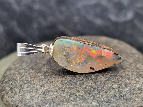 Heller Multicolor Boulder Opal Anhänger mit 925er Silber Stiftöse, brilliantes mehrfarbiges Opalfeuer, kleine Wachstumsrisse, Anhängermaße: 26,6mm x 9,6mm x 4,5mm, Unikat, Handgeschliffen