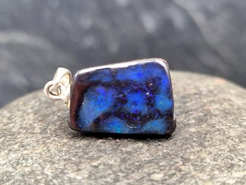 LeoLars-PABE Boulder Opal Anhänger mit 925er Silber Stiftöse, Opal fast schwarz mit blauem Galaxie Opalfeuer, Maße: 15,5mm x11,2mm x4,2mm, Unikat, Handgeschliffen
