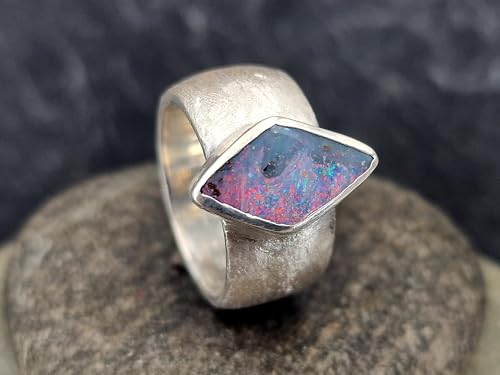 LeoLars-PABE Toller Design Boulder Opal Ring aus 925er Silber, massiv, fein schraffierte Struktur, Opalfeuer in rot und anderen Farben, Ringgröße: 56 (18), Unikat, Handarbeit