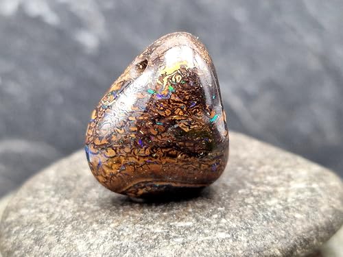 gebohrter Boulder Opal Anhänger mt 60cm Lederband, Opal - mit herrlichem Muster und Opalfeuer in grün und blau als Pinfire und aus kleinen Opaladern, 22,5 x 20,2 x 9,7mm, Unikat, Handgeschliffen