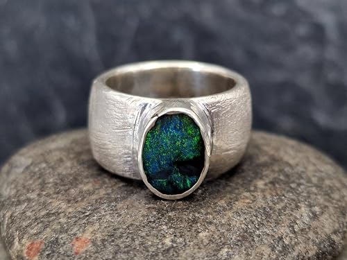 LeoLars-PABE Massiver Design Boulder Opal Ring aus 925er Silber, fein schraffierte Oberfläche, Opal-grünes Opalfeuer Pinfire, Größe: 56 (18), Unikat, Handarbeit