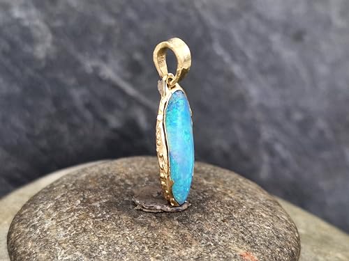 LeoLars-PABE Opal Anhänger mit Lightning Ridge Semi Chrystal Opal aus 585er Gelbgold, Opal - grün-blaues Opalfeuer 19,8x6,6mm, Dot Design Fassung, Unikat, Handarbeit