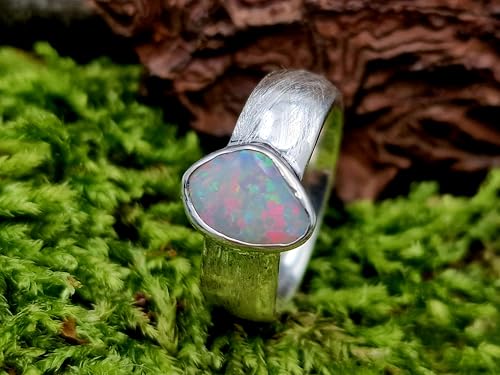 LeoLars-PABE Weißer Coober Pedy Opal Ring, Gr.50 (16), aus 925er Silber mit zart schraffierter Ringschiene, Opal mit mehrfarbigem Opalfeuer, Unikat, Handarbeit