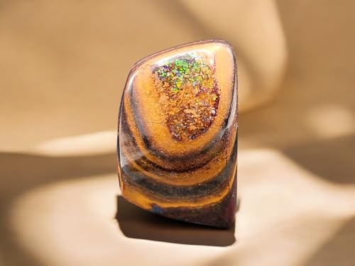 Großer Boulder Opal Anhänger gebohrt mit 60 cm Lederband, der Opal besitzt oben und unten grünes Opalfeuer. Der Stein hat ein Sandbank Muster, Steingröße 32mm x 19mm x 13,5mm, Unikat, Handgeschliffen