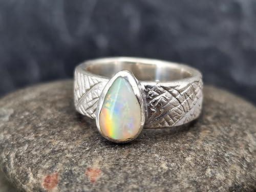LeoLars-PABE Lightning Ridge Opal Tropfen Design Ring aus 925er Silber, kreuzschraffierte wilde Oberfläche, mehrfarbiges Opalfeuer, Ringgröße: 53/54, Unikat, Handarbeit