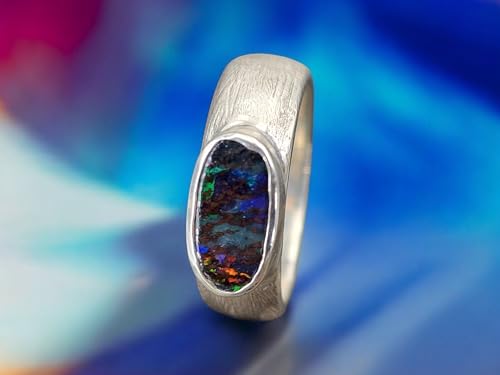 LeoLars-PABE Sehr dunkler Boulder Opal Design Ring aus 925er Silber, Oberfläche schraffiert, Opal mehrfarbiges Opalfeuer, Hologramm Effekt, Ringgröße: 56 (18), Unikat, Handarbeit