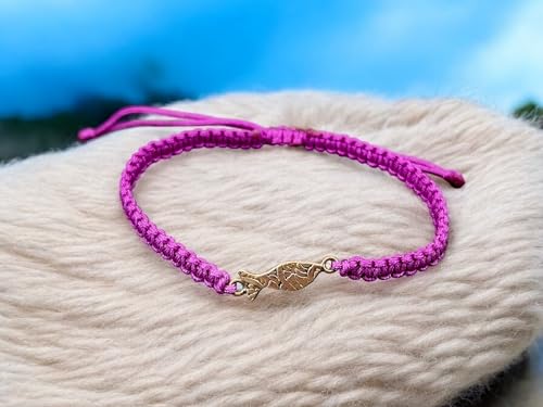 LeoLars-PABE Lila Makramee Armband mit einem geprägtem Schlickfisch aus 925er Silber, Umfang von 16-20cm, Unikat, Handarbeit